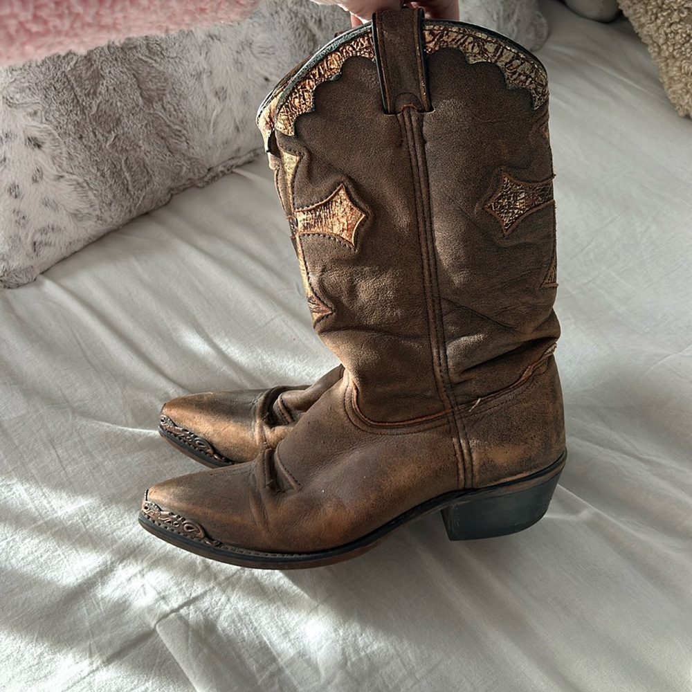 Size 8 cowgirl boot with crosses